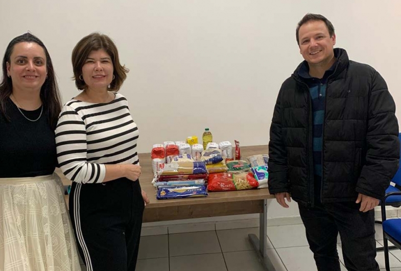 Representante do Sebrae Aqui Juliana Rosolen, primeira-dama e presidente do Fundo Social de Fartura, Elisangela Souza  e o secretário de Comércio e Obras George Andrade