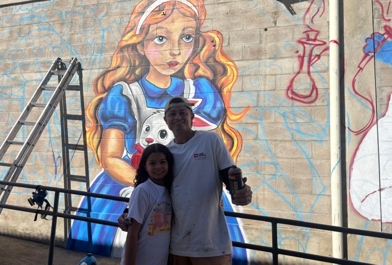 Dri está criando um painel inspirado em “Alice no País das Maravilhas”
