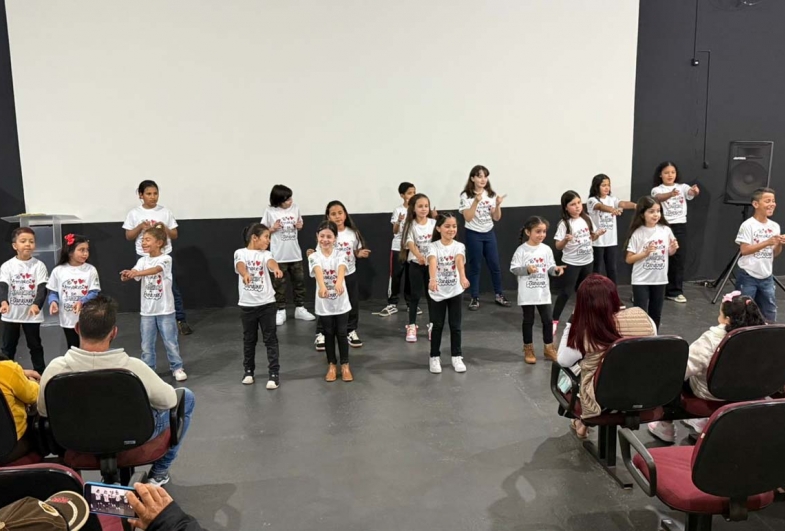 Crianças durante homenagem para os pais