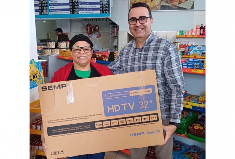 Juliana Aparecida Silva recebeu de  Flávio Zandoná uma Smart TV 32