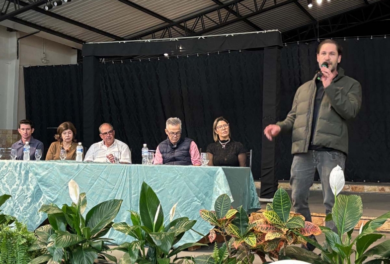 Durante a visita, Rodolfo Fanganiello também apresentou sua trajetória na administração pública. Natural do interior paulista, ele já exerceu os cargos de vereador e prefeito do município de Paranapan