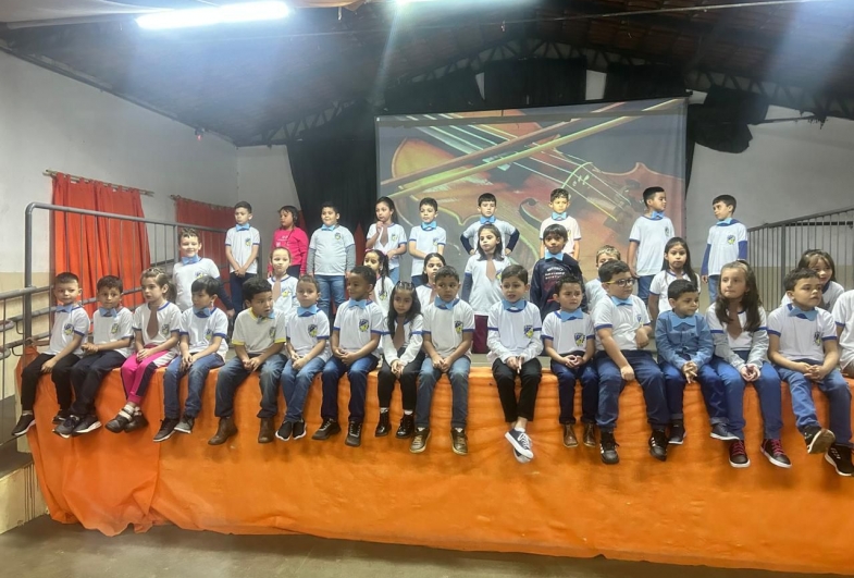 EMEF Iracema Marcondes de Alcântara realiza apresentação em homenagem ao Dia dos Pais em Sarutaiá