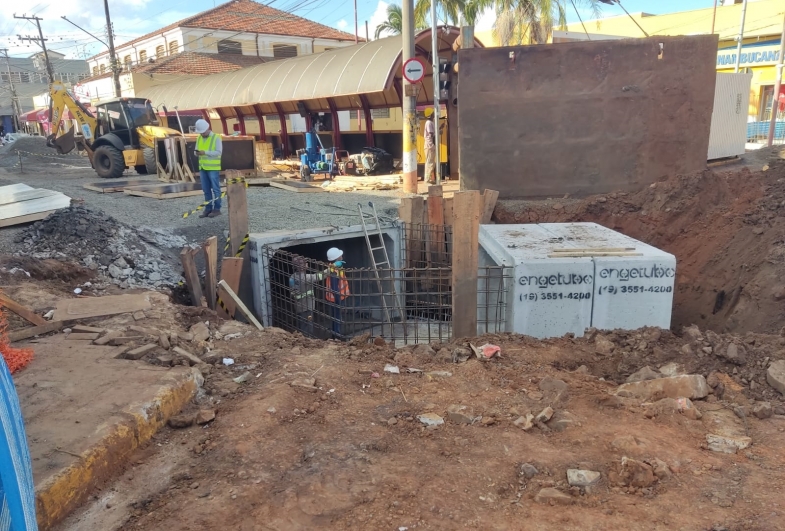Obra de drenagem avança no centro de Avaré