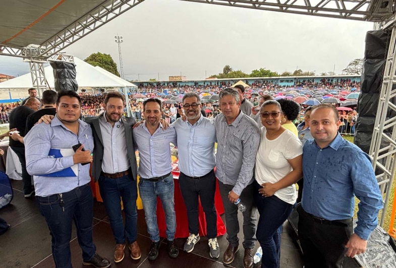 Vereador Bruno BBC, prefeito Éder Miano, vereador licenciado Bruno Costa, assessor do deputado federal Maurício Neves Chico Lino, presidente da Câmara Sérgio Sá “Piranha”, vereadora Nalva e Miderson E