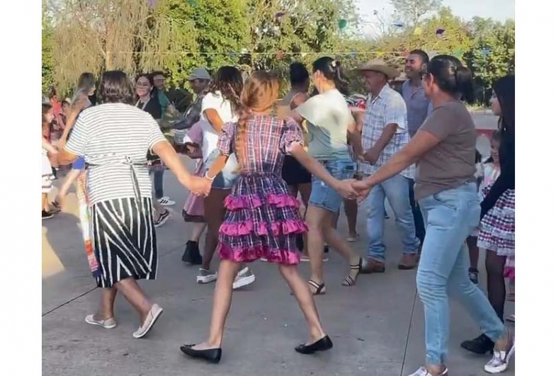 Moradores do bairro Bela Vista participaram com entusiasmo da tradicional quadrilha junina, mantendo viva uma das  manifestações culturais mais queridas do calendário popular
