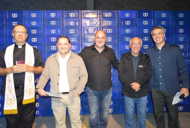 Padre Tarcísio abençoando a Distribuidora Menegazzo  ao lado de Marcio, Roberval, Ataíde Gil Guerreiro  (Presidente da CONFENAR) e Leslei Fernandes
