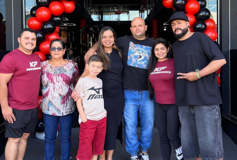 A família de Carol: o esposo Alan, a mãe Jandira, o sobrinho João Eduardo, a cunhada Ariele e os irmãos  de Carol, Rafael e Israel