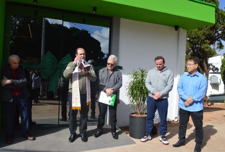 Padre Fernando abençoou o novo empreendimento ao lado de Dr. Paulo, Dr. Nilton, Dr. Leandro e Dr. Valmir