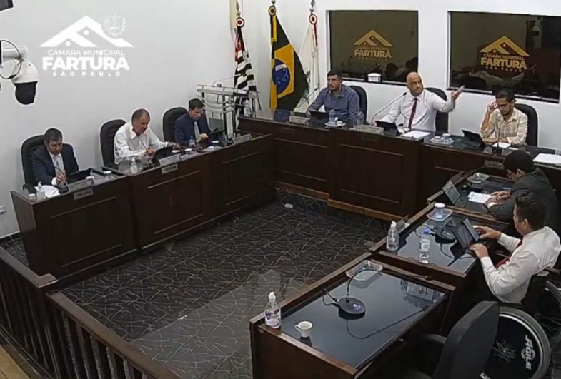 Sessões da Câmara Municipal movimentam a segunda-feira com aprovação de projeto que garante salário mínimo a servidores