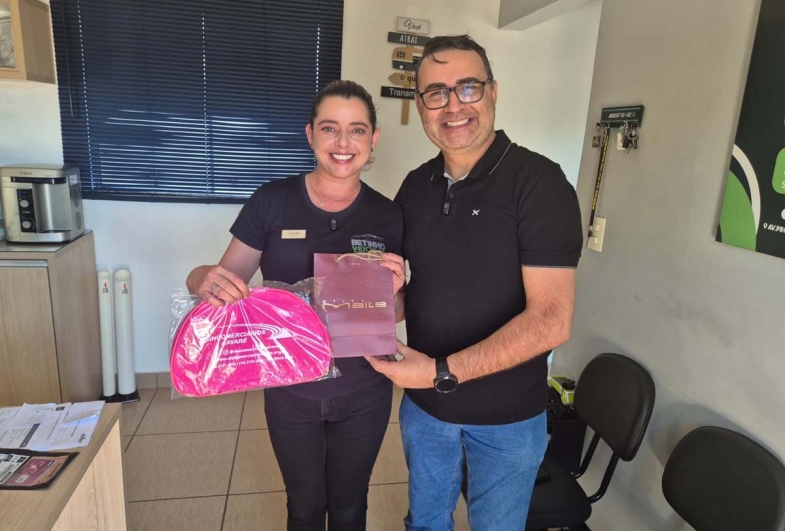 Camila, do Betinho Veículos, ganhou um óculos de sol da Ótica Maitê e brindes do Sincomerciários