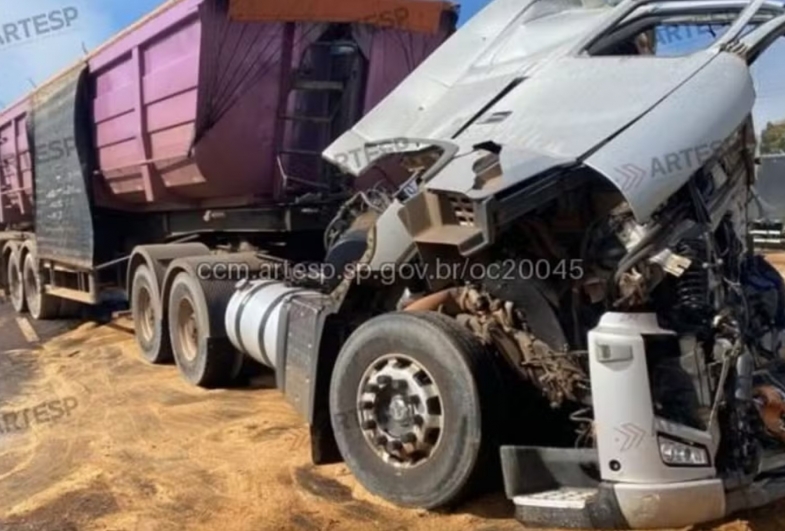 Caminhoneiro fica preso às ferragens ao sofrer acidente em rodovia de Itaí