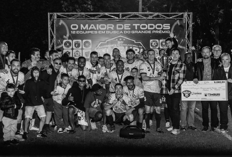 Campeões comemoram após o título