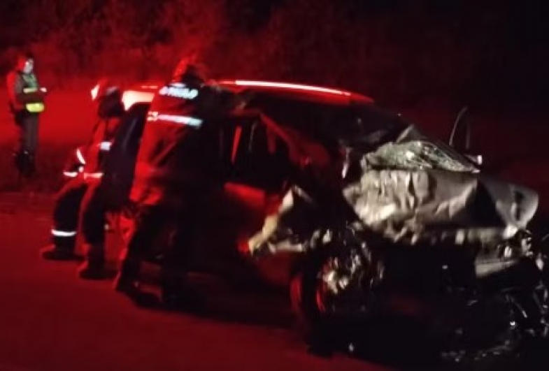 Mulher morre em batida frontal entre dois carros em Paranapanema