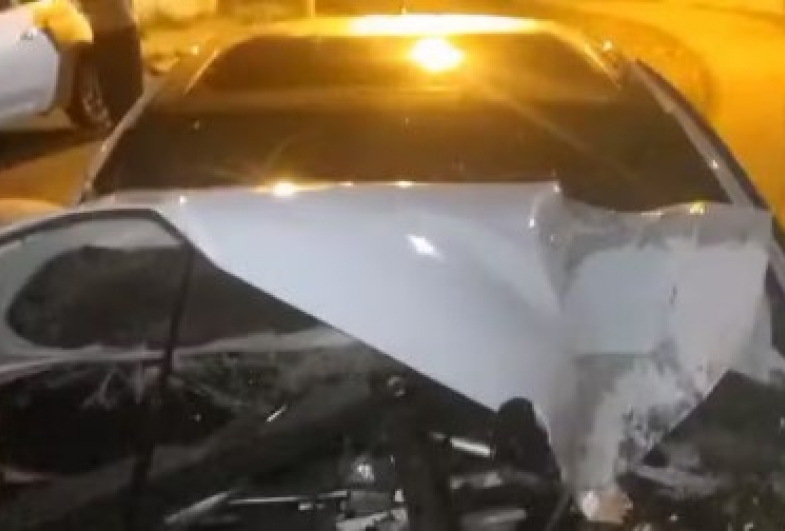 Frente de carro fica destruída após motorista bater em árvore em Avaré