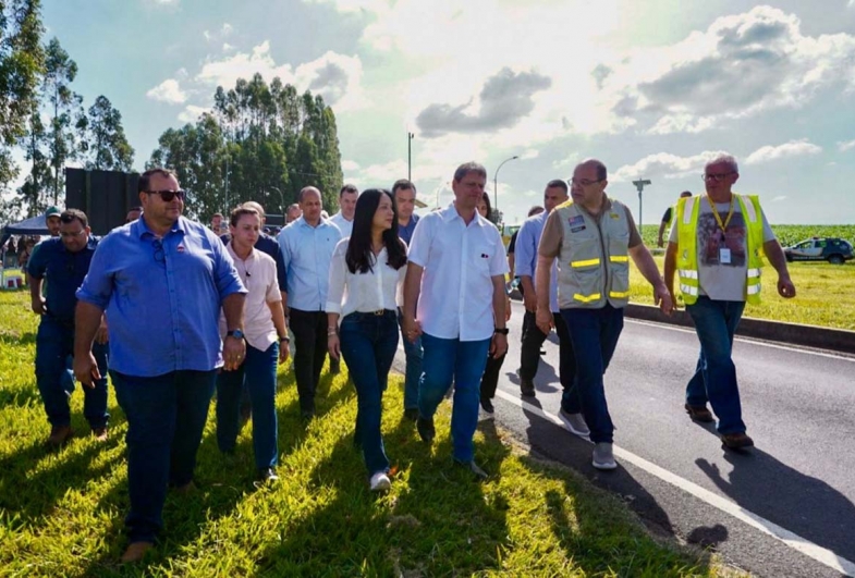 O governador Tarcísio de Freitas visitou trechos da SP-287, que passou por reformas