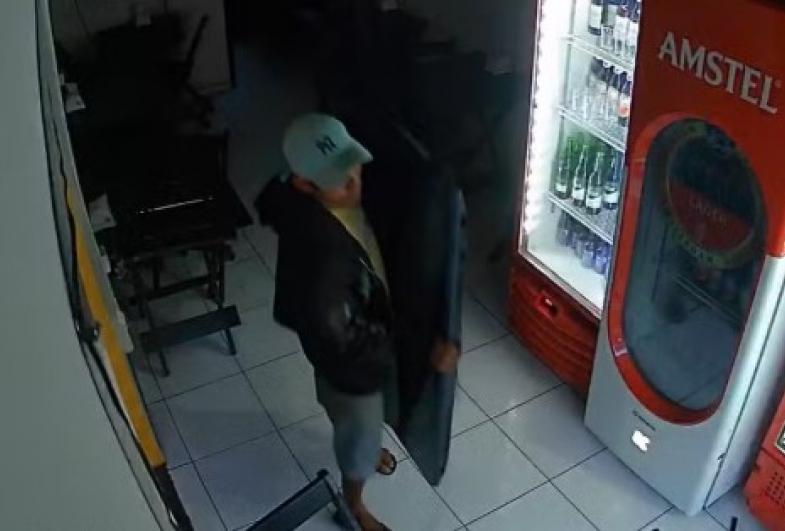 Câmera de segurança interna flagrou um dos homens saindo com a TV em comércio de Itapeva (SP) — Foto: Reprodução/Itapeva Alerta