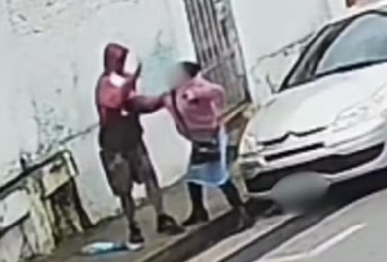Mulher briga com assaltante para tentar evitar roubo em Itapeva