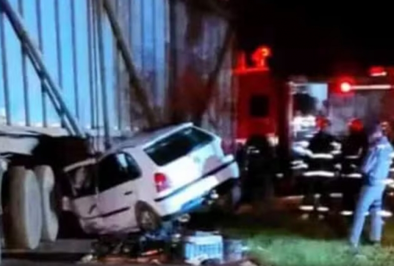 Acidente entre carro e caminhão deixa um morto e dois feridos em Cerqueira César