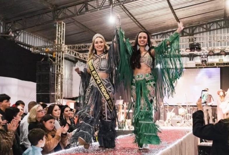 Rainha da ExpoTaguaí 2024 Maria Paula Bergamo e rainha da ExpoTaguaí 2025 Bianca Carvalho