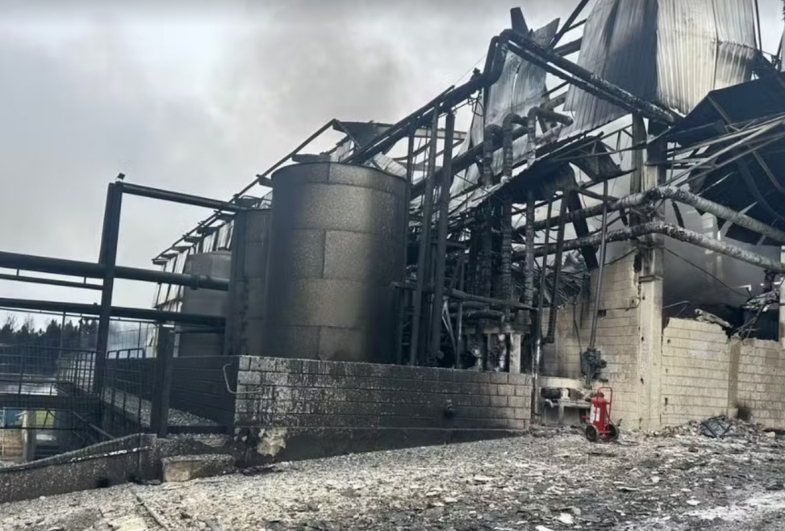 Bombeiros usam 160 mil litros de água para controlar incêndio que destruiu empresa de resinagem em Buri