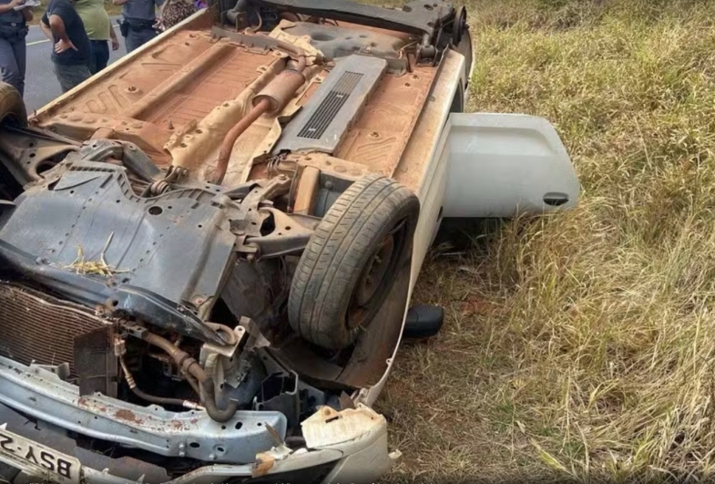 Carro da Prefeitura de Manduri capota em estrada vicinal; professora que dirigia fica ferida