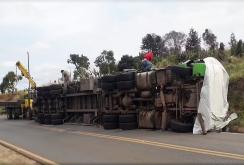 Caminhão tombado interdita estrada vicinal em Coronel Macedo