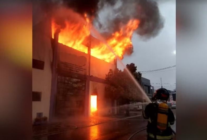 Incêndio atinge fábrica de cosméticos em Taquarituba  e mobiliza Corpo de  Bombeiros e Defesa Civil
