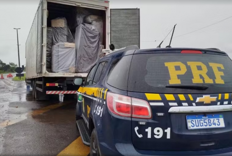 PRF apreende 450  caixas de cigarros contrabandeados na  BR-153 em Ourinhos