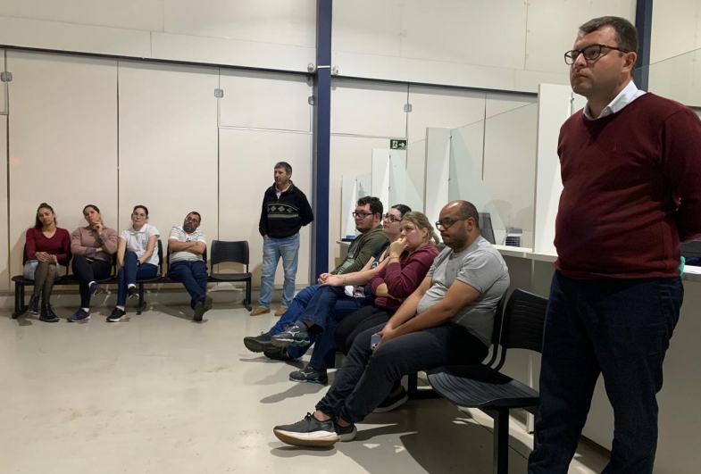 Durante a visita, foram discutidos o fornecimento de remédios, o fluxo de atendimento e os desafios da equipe