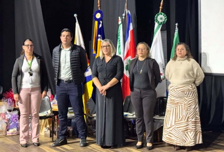 Coordenadora Municipal de Educação,  Keli, representando o município