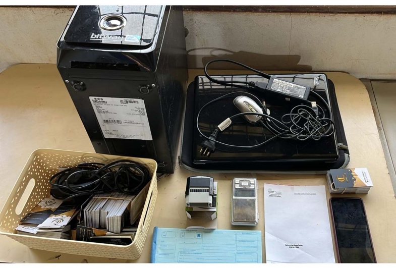 Receituários médicos irregulares são apreendidos e mulher acaba presa pela Polícia Civil