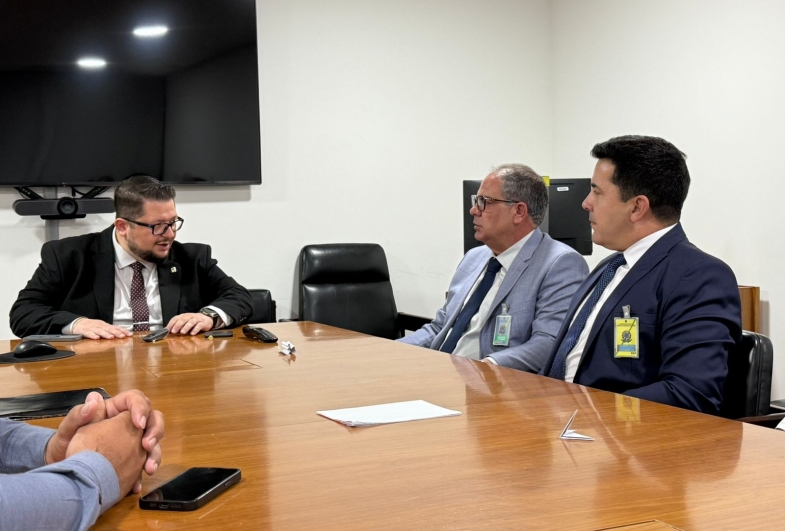 Chefe de gabinete do Palácio do Planalto Jaderson com os prefeitos Marcos de Fartura e Cristiano de Timburi