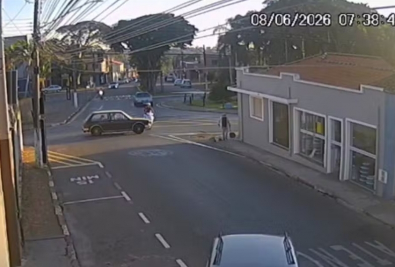 Motociclista é arremessada após colisão com carro em cruzamento de Capão Bonito