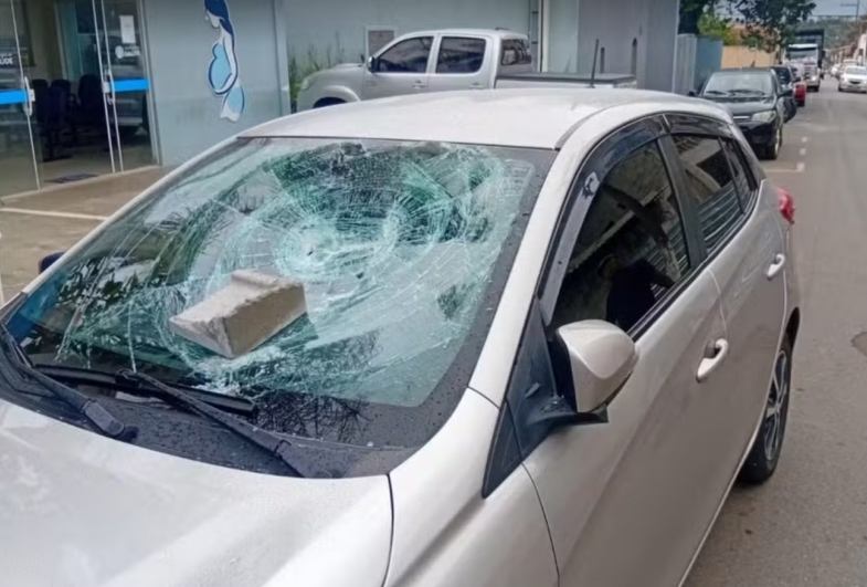 Para-brisa fica destruído após carro ser atingido por bloco de concreto que caiu de obra em Capão Bonito: ‘Parecia uma bomba’, diz motorista