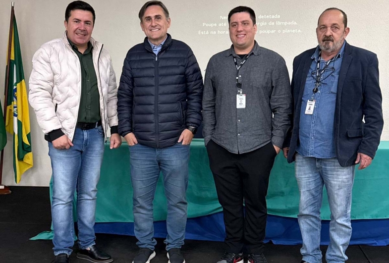 Prefeito de Timburi participa de reunião com técnicos da CDHU