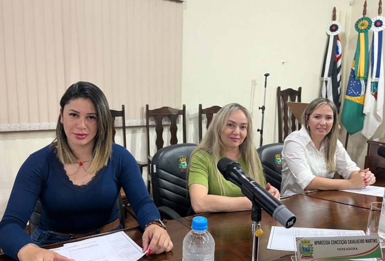 Vereadora Ana Carla Teles, vereadora  Conceição e vereadora Camila Bagnatori