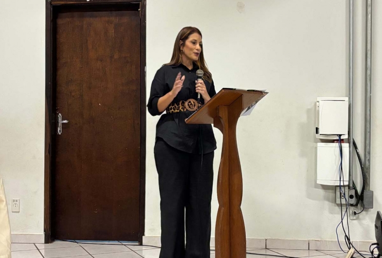 Presidente da Comissão Municipal de Regularização Fundiária Luciana Meneguel