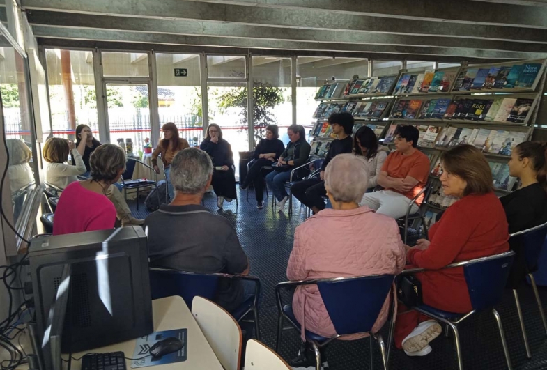 Participantes discutem o tema e compartilham  suas impressões sobre o livro