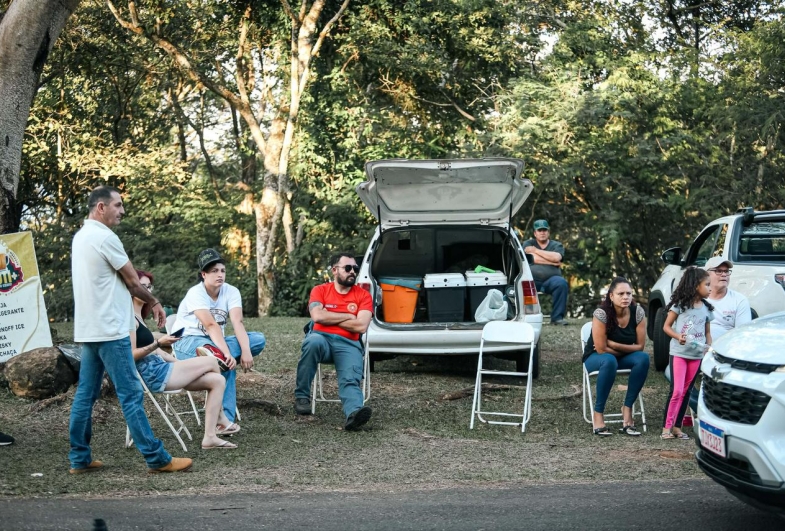 A população timburiense aproveitando o show de velocidade