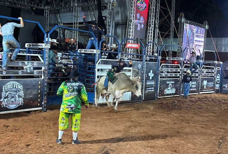 O rodeio em touros trouxe emoção e adrenalina para o público presente