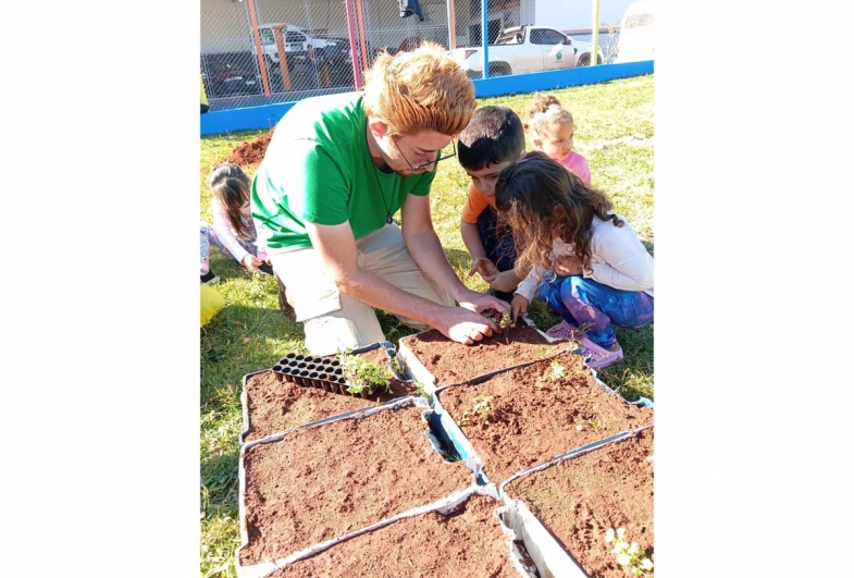 Crianças desenvolvendo a prática do cultivo