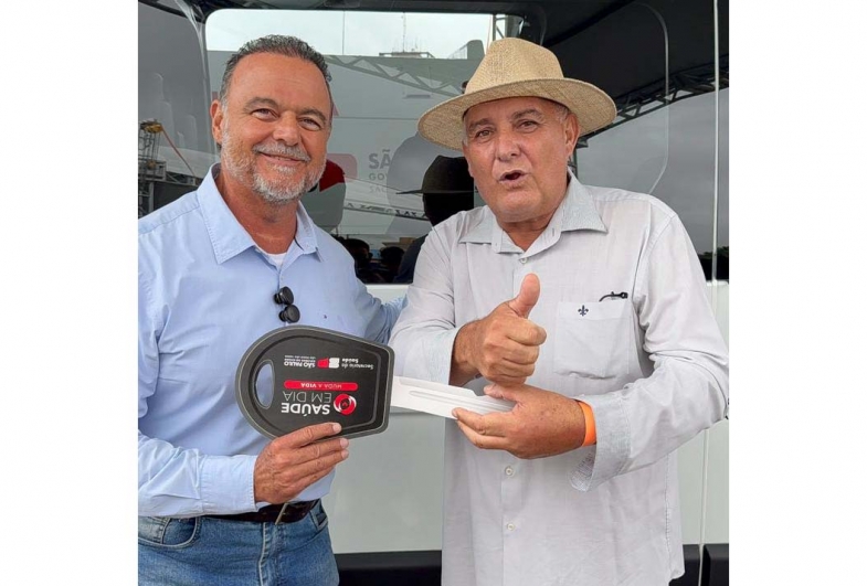 Deputado Ricardo Madalena faz a entrega simbólica da chave da van ao prefeito João