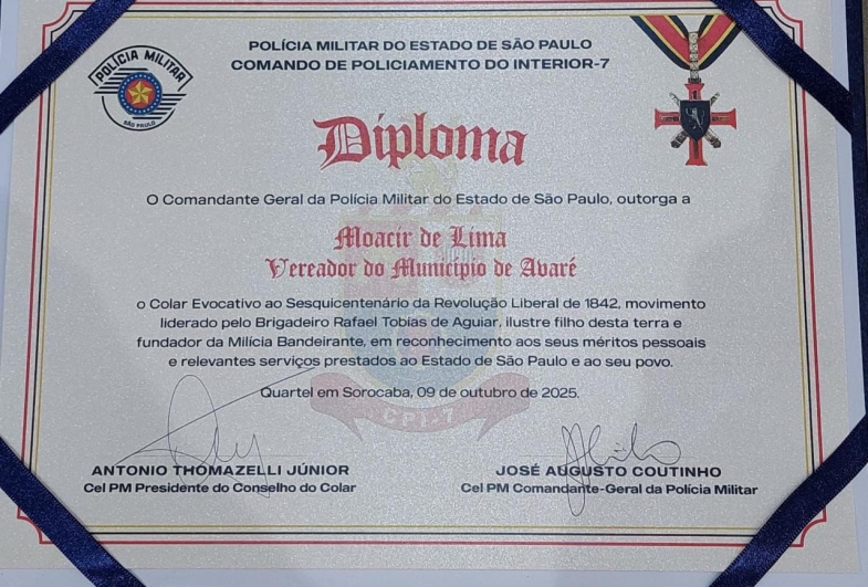 Diploma entregue ao vereador de Avaré