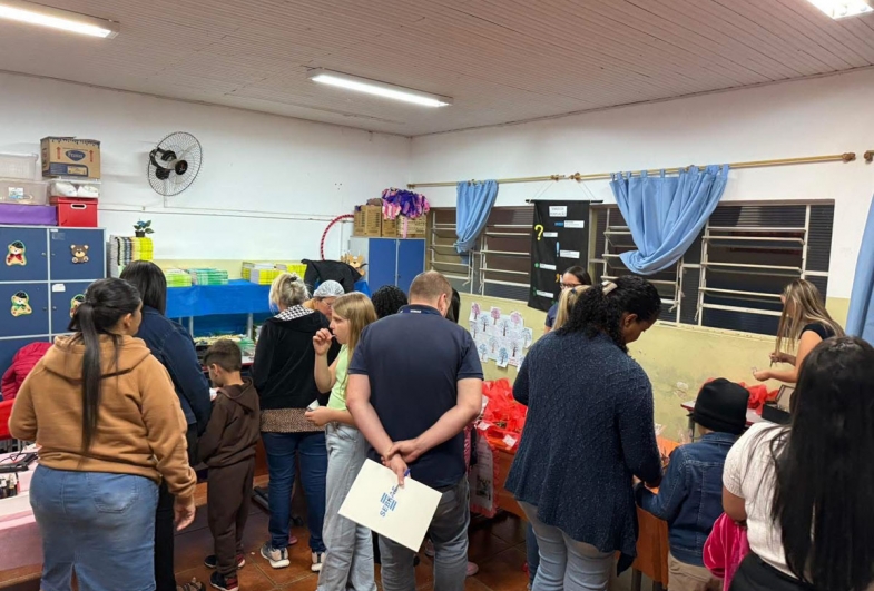 Diversas pessoas foram até as  salas para fazer sua compra