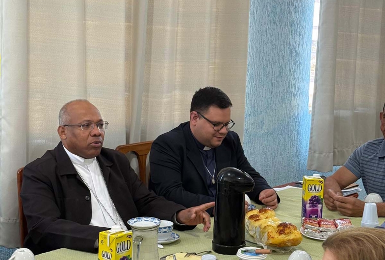 Dom Eduardo e padre Paulo conversaram com todos os presentes