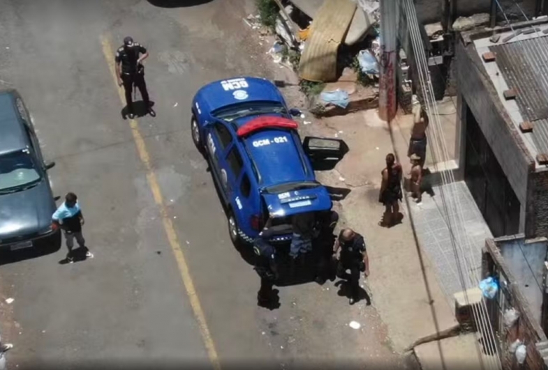 Com ajuda de drone, suspeito de agredir esposa grávida é preso no telhado de casa em Itararé