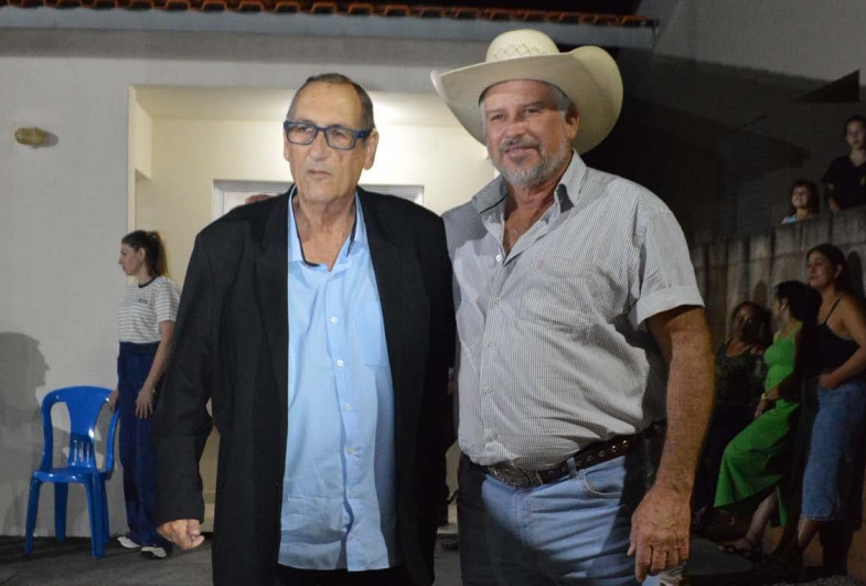 Prefeito Valtinho Boranelli e vice-prefeito Val do Távio Inácio, aguardando a chegada do governador
