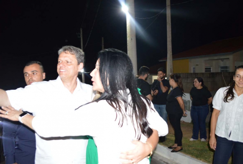 Governador Tarcísio de Freitas e a primeira-dama Cristiane atendendo os munícipes de Tejupá e tirando self