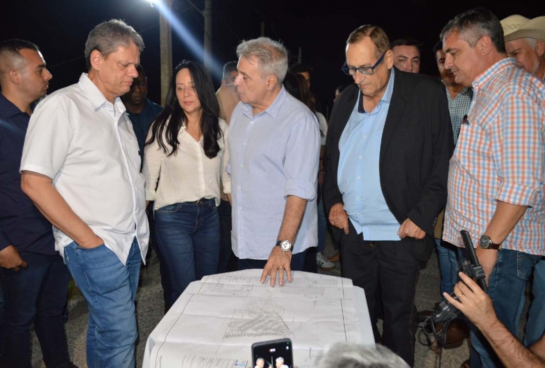 Equipe da CDHU apresentando o projeto das sete casas ao governador Tarcísio e ao prefeito Valtinho Boranelli