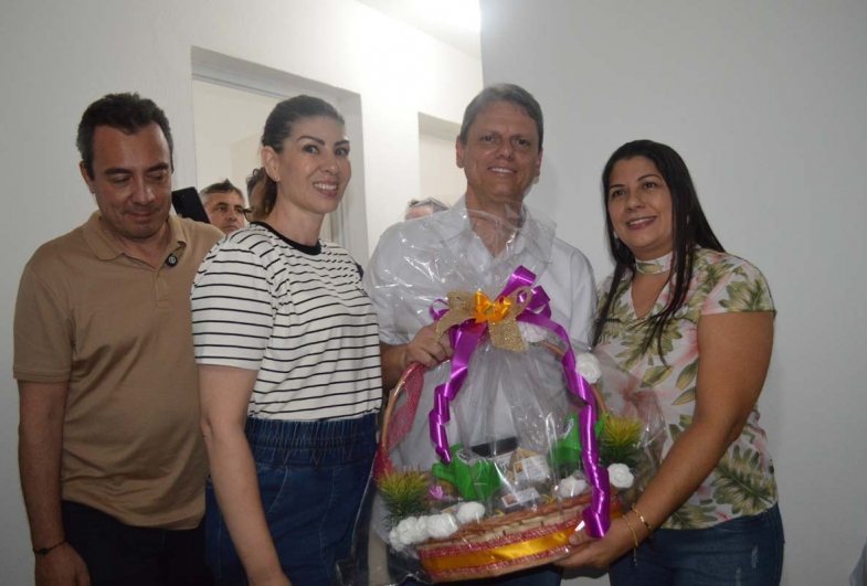 Eli Correa Filho, Patrícia, governador Tarcísio de Freitas e Graziela Tantini entregando uma cesta de produtos de Tejupá